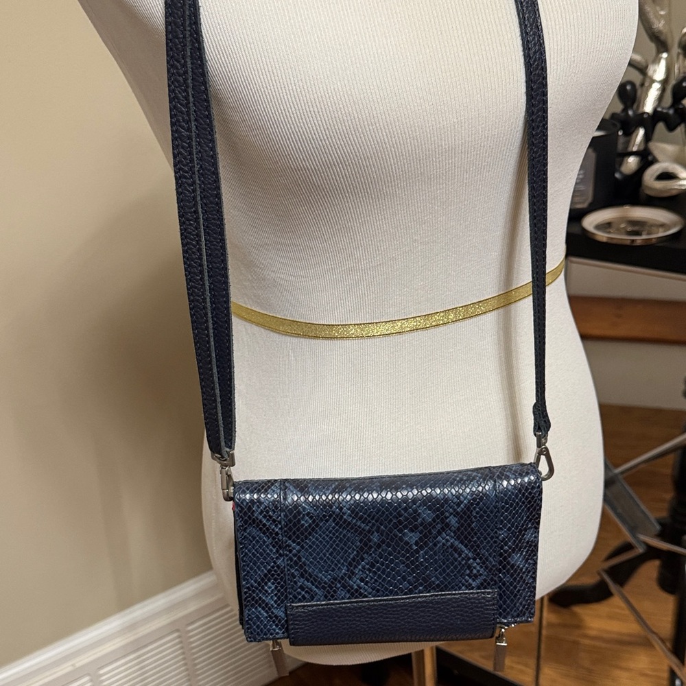 Hammitt Levy Soft Leather Navy/Black Crossbody /Wallet/ Clutch pre-owned - Picture 3 of 10